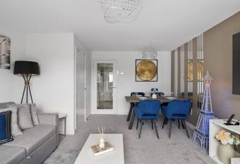 Cosy 2 bedroom house in the heart of Featherstone has Balcony rooms