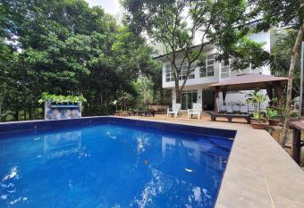 Country Home w Private Pool at Antipolo has Balcony rooms