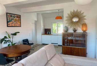 Superb Surf House Next to best Caparica Beach has Balcony rooms