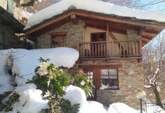 L ontano sulle Alpi has Balcony rooms