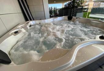 Luxury Mar  9 jacuzzi apartment allows 18 year olds to book a room