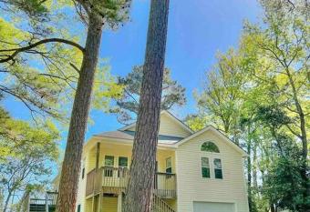 Spacious Outer Banks Beach Home w/ Kayaks; Close to Beach & Amenities has Balcony rooms