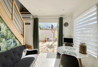 Petite Maison ind  pendante. allows 18 year olds to book a room