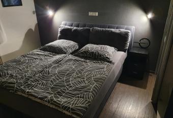 Schlafzimmer, ruhige Lage in Meppen --- Check-In mit Schl  sselkasten allows 18 year olds to book a room