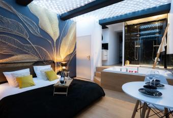 Ode au d  sir : studio intimiste allows 18 year olds to book a room