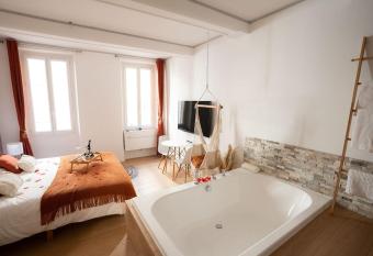 Ode    l amour : studio intimiste allows 18 year olds to book a room