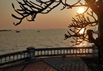 14 Avenue has Balcony rooms