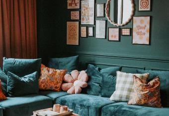 The Greeen Room has Balcony rooms