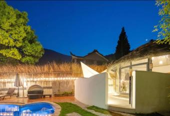 Moganshan 107 Courtyard B&B has Smoking/Balcony rooms