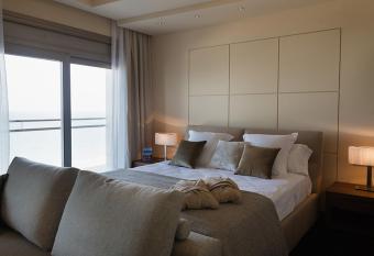 Cosmopolita Hotel Boutique & Spa has rooms with a private hot tub