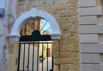 la corte della Zia Santa has Balcony rooms