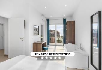 Pangea Luxury Rooms has rooms with a private hot tub