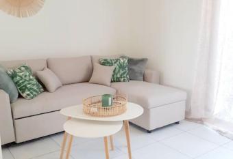 Charmant duplex avec jacuzzi has rooms with a private hot tub