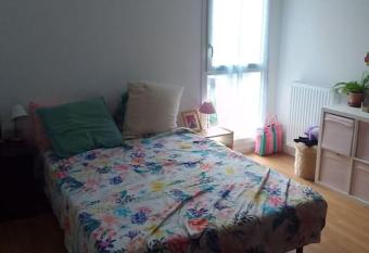 Chambre pour deux personnes dans un logement has Balcony rooms