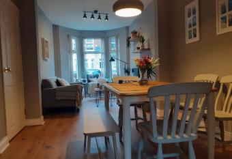 J&S Downtown Sky Attic Room has Balcony rooms