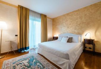 Airport BEA Rooms has rooms with a private hot tub