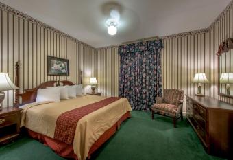Red Roof Inn & Suites Albany, GA has rooms with a private hot tub