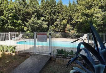 Au coeur des Alpilles Rdc Jardin et Piscine has Balcony rooms