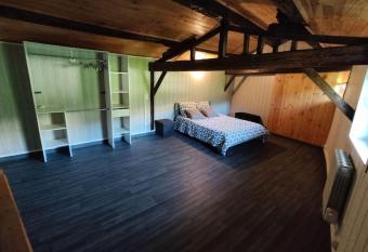 Maison chaleureuse avec beaucoup de calme. has Balcony rooms