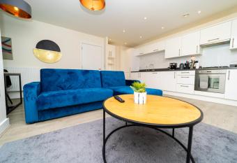 Stunning 2 bedroom Flat near Green park and Stadium has Balcony rooms