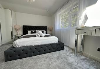 5 min from the beach ,parking in Guest House allows 18 year olds to book a room