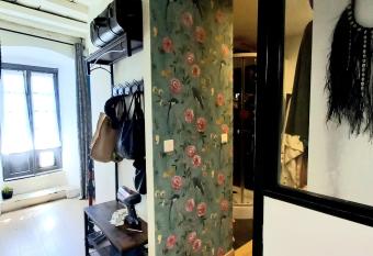 Appartement atypique et vintage allows 18 year olds to book a room