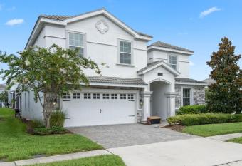 Stunning Retreat 12Beds/5Baths -Near Disney, Golf, Universal Studio. Perfect for Families & Large Groups has rooms with a private hot tub