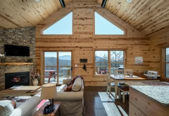 Jack's Retreat - Mtn Cabin 23 mins to Asheville - Hot tub - Views has rooms with a private hot tub