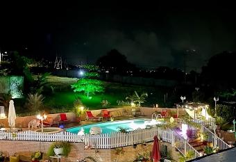 Le Val de l Orge allows 18 year olds to book a room