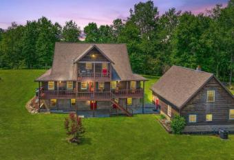 WolfRun Manor has rooms with a private hot tub