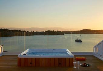 Nikki Beach Resort & Spa has rooms with a private hot tub