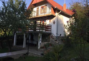 Casa de vacanta primitoare has Balcony rooms