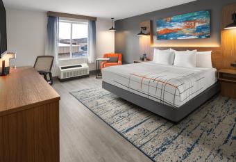La Quinta Inn & Suites by Wyndham Williston/Burlington allows 18 year olds to book a room