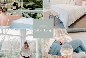 Willow Lodge has rooms with a private hot tub