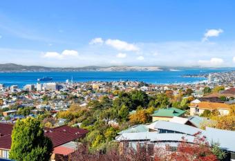 Beautiful City & Harbour views/free parking has Balcony rooms