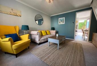 Charming 2 bedroom cottage has Balcony rooms