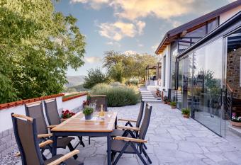 Sunny Hill has Balcony rooms