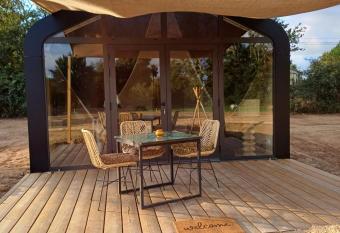 La cabane has Balcony rooms