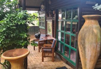 The Old Cabin has Balcony rooms