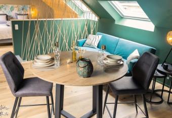 Le Clos du Rempart Suite & Jacuzzi allows 18 year olds to book a room