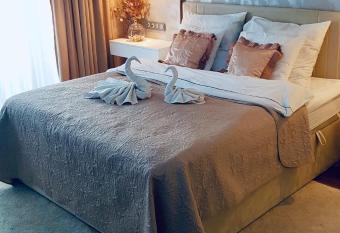 Hanza Tower -M&M Luxury Apartment has rooms with a private hot tub