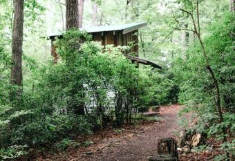 The Forest Bathhouse - Sauna, Soak, & Luxury has rooms with a private hot tub
