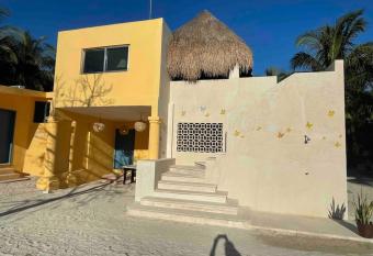 Casa con arte, mar y alberca has Balcony rooms