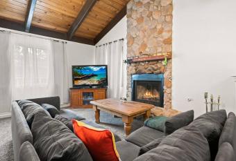 ~BarryBear House~ Mountain lake retreat has Balcony rooms