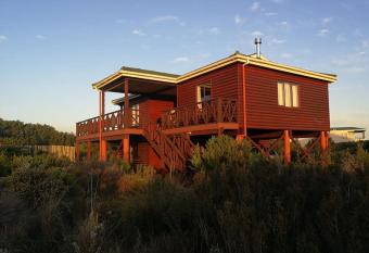 Paradise Beach House has Balcony rooms