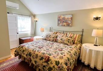 The 1827 House has Balcony rooms