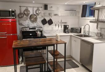 Central private studio - No Locals allows 18 year olds to book a room