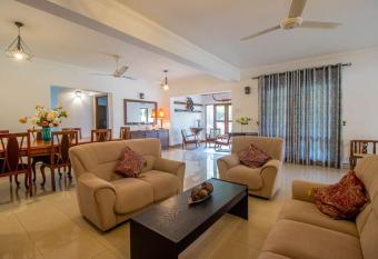Spacious 4BR 4BA Family Villa wt Balcony & Lavish Garden allows 18 year olds to book a room