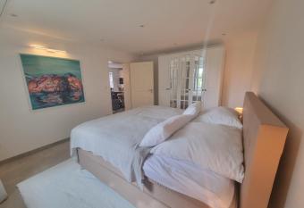 Wellness Ferienhaus has rooms with a private hot tub