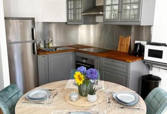 La Capitainerie has Balcony rooms